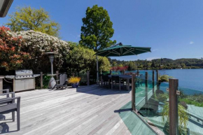 The Bach - Luxury Waterfront Living with Spa Pool